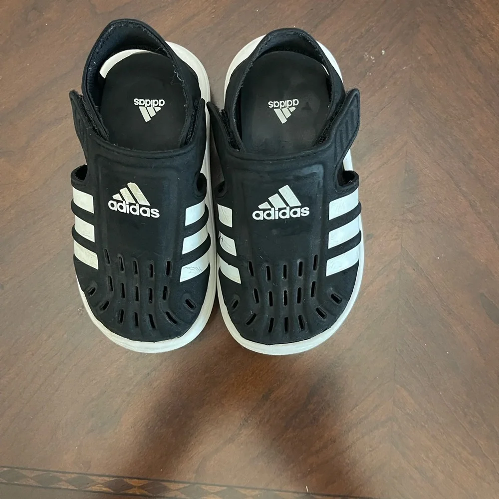 Adidas Kids Closed Toe Black & White, Water Sandals Size 7k with Velcro Closure